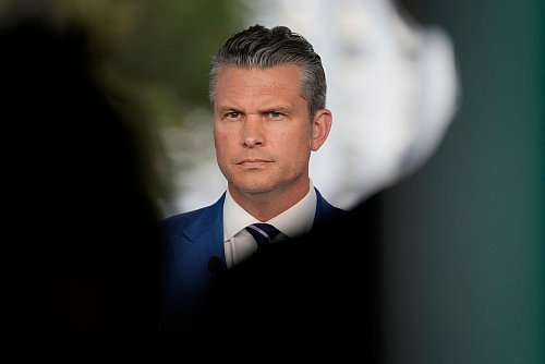 Steht wegen seines Handels in der Kritik: Pentagon-Chef Pete Hegseth. (Archivfoto) - © Mark Schiefelbein/AP/dpa