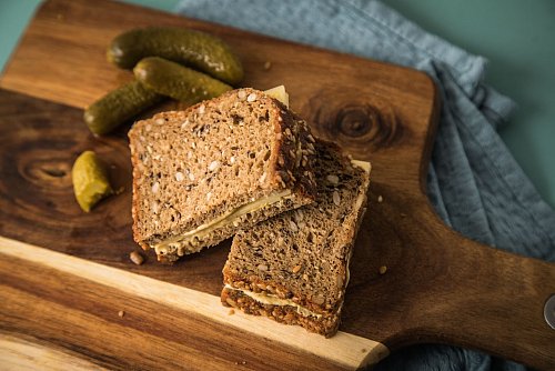 Fixes Frühstück: Vollkornbrot mit Käse, Senf und Cornichons. - © Christin Klose/dpa-tmn