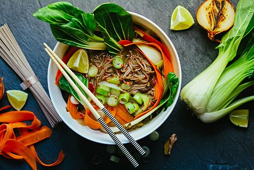 Asiatische Suppe mit viel Gemüse statt fettiger Pizza: Auch beim Essen bestellen kann man gesündere Entscheidungen treffen. - © Aileen Kapitza/minzgruen.com/dpa-tmn
