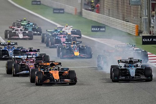 Am Start musste sich Oscar Piastri (l.) gegen Mercedes-Fahrer George Russell verteidigen. - © Darko Bandic/AP/dpa