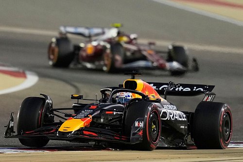 Max Verstappen klagte immer wieder über seinen schwächelnden Red Bull. - © Altaf Qadri/AP/dpa