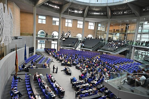 Die Ampelfraktionen haben ihre Beratungen zum Sicherheitspaket abgeschlossen - kommenden Mittwoch will die Koalition die Änderungen an ihren Gesetzesentwürfen in den Innenausschuss des Bundestags einbringen. (Archivbild) - © Sabina Crisan/dpa