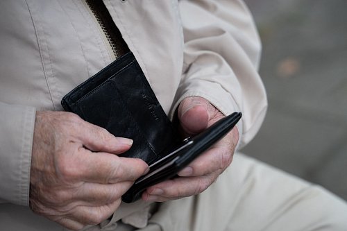 Wer nur auf die Rente angewiesen ist, hat oft nicht viel im Geldbeutel. (Symbolbild) - © Alicia Windzio/dpa