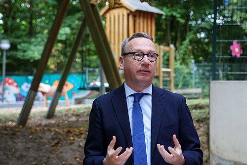 Es soll für die Kinder möglichst viel Normalität geben. - © Christoph Reichwein/dpa