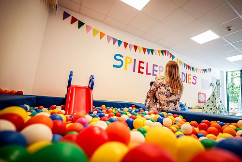 Mütter und Kinder werden in der Zeit der Inhaftierung gefördert. - © Christoph Reichwein/dpa