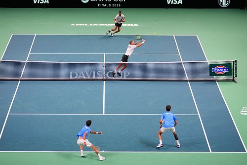 Im Viertelfinale fiel die Entscheidung erst im Doppel. - © Luca Bruno/AP/dpa