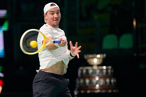 Jan-Lennard Struff verliert sein Auftaktmatch in Bologna. - © Luca Bruno/AP/dpa
