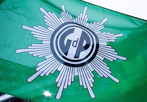 Die Gewerkschaft der Polizei (GdP) sagt, ohne mehr Personal seien die Grenzkontrollen auf dem aktuellen Niveau nicht lange durchzuhalten. (Symbolbild) - © Christophe Gateau/dpa