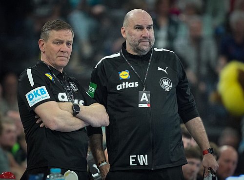 Alfred Gislason (l.) wäre gerne mit einem besseren Gefühl nach Dänemark gereist. - © Soeren Stache/dpa