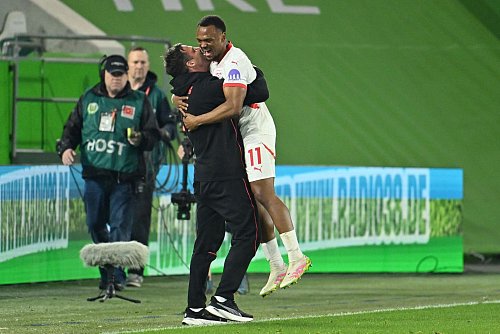 Ab in die Arme: Lois Openda freut sich mit RB-Trainer Zsolt Löw. - © Swen Pförtner/dpa