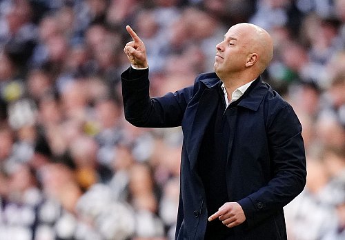 Trainer Arne Slot muss mit Liverpool weiter auf seinen ersten Titel warten. - © John Walton/PA Wire/dpa