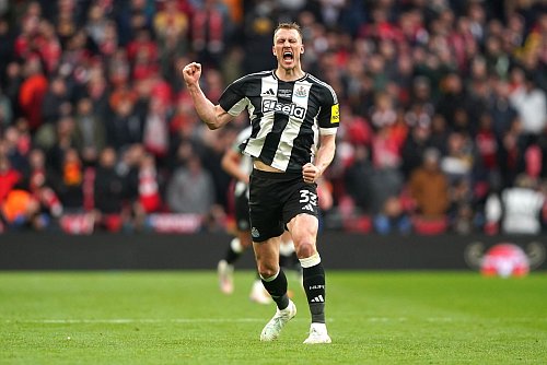 Dan Burn bejubelt seinen Treffer zum 1:0 für Newcastle United. Der Ligapokal-Gewinn ist der erste nationale Titelerfolg des Clubs seit 70 Jahren. - © Owen Humphreys/PA Wire/dpa