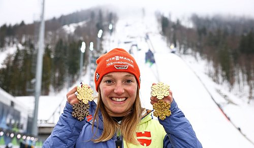 Räumte in Planica ab: Skispringerin Schmid und ihre vier Medaillen. - © Daniel Karmann/dpa