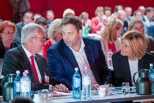Generationswechsel bei der SPD in Rheinland-Pfalz: Nach Ministerpräsidentin Malu Dreyer geht auch Parteichef Roger Lewentz (l). Hier im Gespräch mit SPD-Chef Lars Klingbeil (m.) - © Helmut Fricke/dpa
