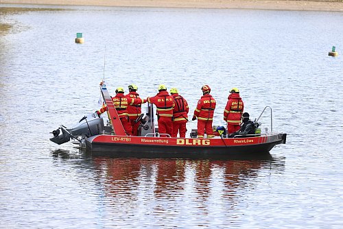 Im Einsatz waren auch Boote der DLRG. - © Sascha Thelen/dpa