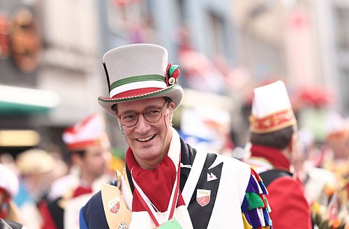 Im Karneval unterwegs: Hendrik Wüst ist Ministerpräsident in NRW und Landeschef der CDU. (Archivfoto) - © Rolf Vennenbernd/dpa