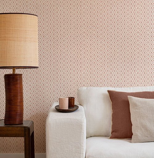 Eleganz in Pastell: Die Kombination aus sanften Farbtönen, einem schlichten weißen Sofa und natürlichen Materialien wie Holz schafft ein stilvolles und einladendes Ambiente. - © Rasch/DTI/dpa-tmn