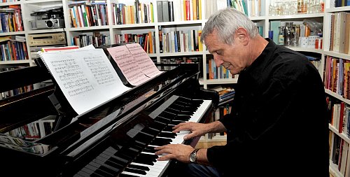 Jahrelang gehört das Klavier zu ihm (Archivbild) - © picture alliance / dpa