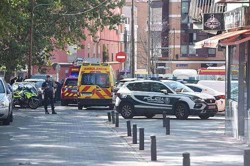Die Feuerwehr machte Stunden nach der Explosion eine traurige Entdeckung. - © Gustavo Valiente/EUROPA PRESS/dpa