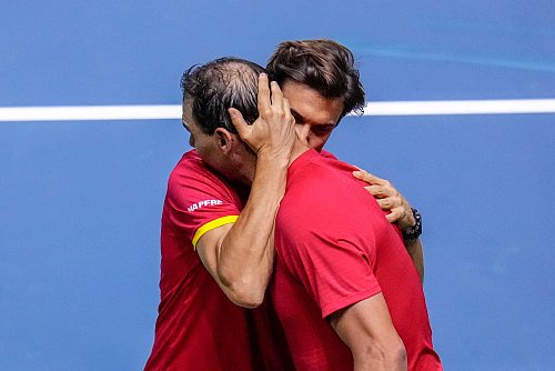 Teamchef David Ferrer tröstet Superstar Rafael Nadal nach der Niederlage in dessen letztem Spiel. - © Manu Fernandez/AP/dpa