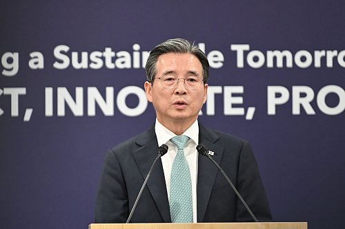 Kim Yong Bum, Leiter im Präsidentenstab für Politik, gibt Auskunft über die Details der Handelseinigung mit den USA. - © Johannes Neudecker/dpa