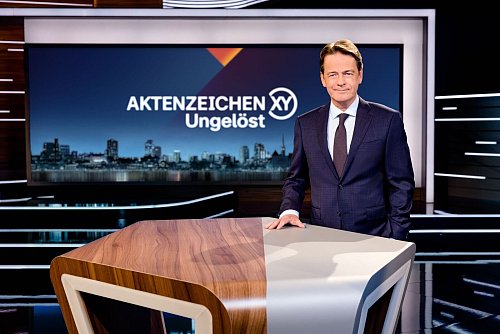 «Aktenzeichen XY... Ungelöst»-Moderator Rudi Cerne steht im Studio. (Archivbild) - © Nadine Rupp/ZDF/dpa