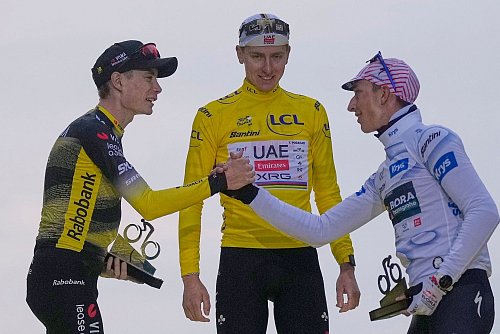 Die drei besten Radprofis bei der Tour de France 2025: Tadej Pogacar (M), Jonas Vingegaard (l) und Florian Lipowitz. - © Mosa\\\'ab Elshamy/AP/dpa