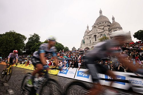 Die Radprofis treten vor der Basilika Sacre Coeur im Stadtteil Montmartre in die Pedale. - © Thomas Padilla/AP/dpa