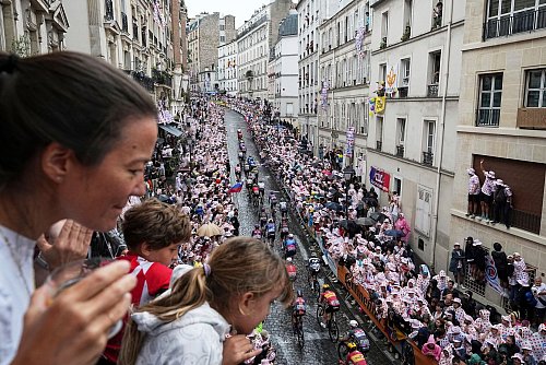Spektakel auf dem Montmartre: In Paris endete die 21. Etappe der Tour. - © Laurent Cipriani/AP/dpa