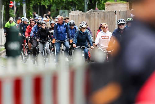 Die Teilnehmerinnen und Teilnehmer fordern bessere Radwege. - © Christoph Reichwein/dpa
