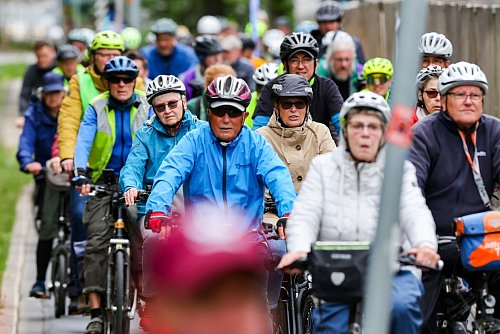 Die Teilnehmerinnen und Teilnehmer fordern bessere Radwege. - © Christoph Reichwein/dpa