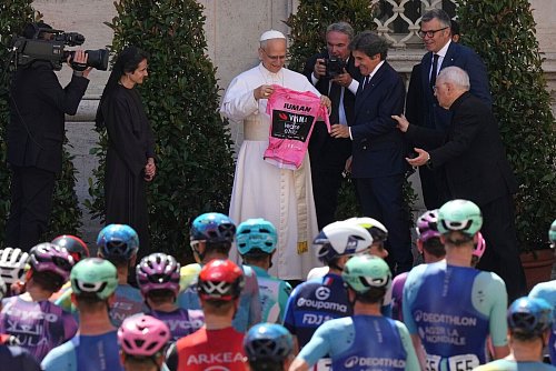 Papst Leo XIV. bekam ein Rosa Trikot überreicht. - © Andrew Medichini/AP/dpa