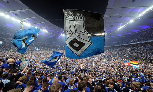 Platzsturm nach Aufstieg: HSV-Fans auf dem Rasen des Volksparkstadions. - © Christian Charisius/dpa
