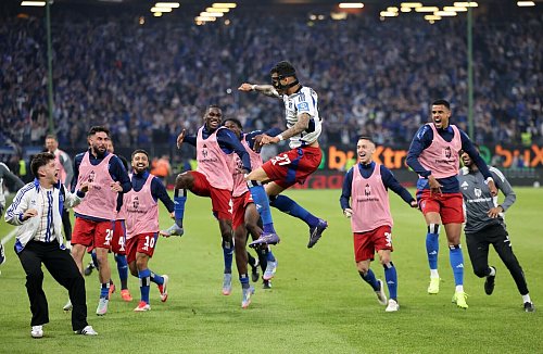 HSV-Stürmer Davie Selke (M) jubelt über sein Tor zum 3:1. - © Christian Charisius/dpa