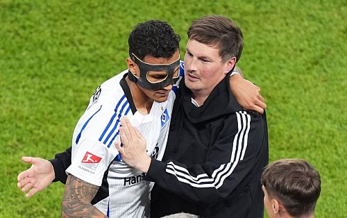 HSV-Trainer Merlin Polzin (r) gratuliert Davie Selke. - © Marcus Brandt/dpa