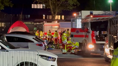 Beim Platzsturm wurden etliche Fußballfans verletzt. - © Marcus Brandt/dpa