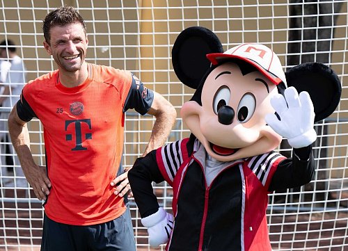 Thomas Müller, hier in Orlando mit Micky Maus, ist nach der Club-WM weg. - © Sven Hoppe/dpa