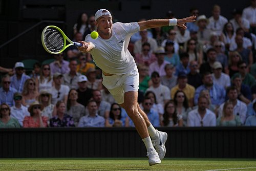 Jan-Lennard Struff streckt sich vergeblich. - © Kin Cheung/AP/dpa