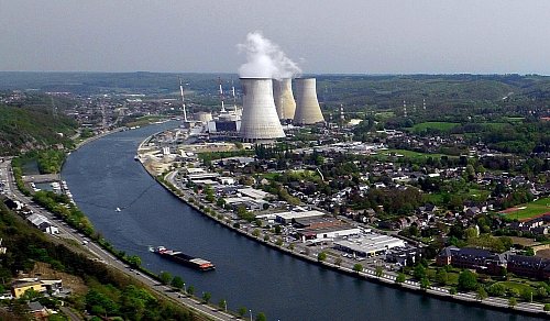 Das belgische Atomkraftwerk Tihange liegt etwa 60 Kilometer von Aachen entfernt. (Archivbild) - © Eric Lalmand/belga/dpa