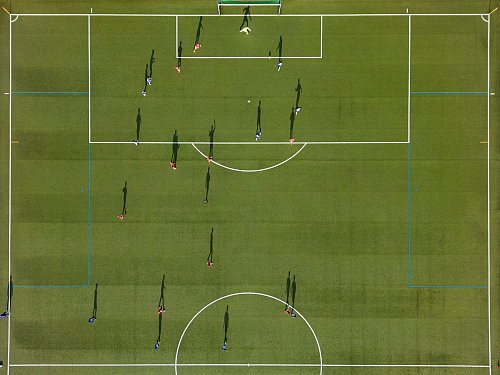Freunde finden leicht gemacht: Im Sportverein trifft man häufig auf Gleichgesinnte. - © Robert Michael/dpa/dpa-tmn