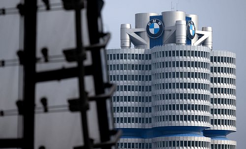 Nach drei Jahren mit außergewöhnlich hohen Gewinnen hat BMW 2024 deutlich weniger verdient. (Archivbild) - © Sven Hoppe/dpa