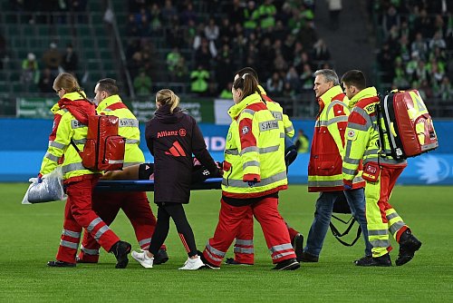 Damnjanovic muss vom Platz getragen werden. - © Swen Pförtner/dpa