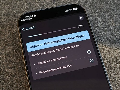 Der Download ist ziemlich einfach - man braucht nur sein Kennzeichen und einen elektronischen Personalausweis mit aktiver eID. - © Till Simon Nagel/dpa-tmn