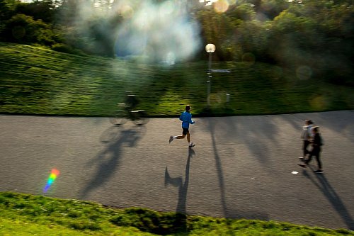 Joggen für die Gesundheit: Ausdauersport hat positive Effekte auf die Lunge. - © Finn Winkler/dpa/dpa-tmn