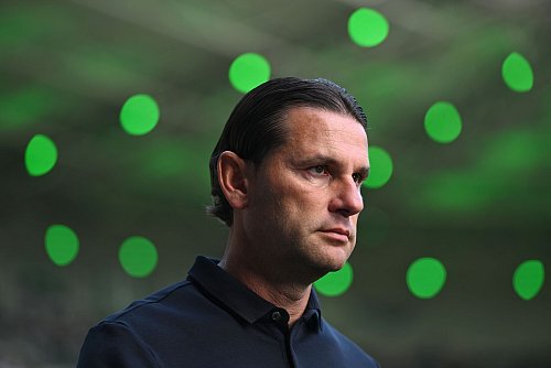 Pfiffe gegen Gerardo Seoane: Der Gladbach-Coach steht unter Druck - © Fabian Strauch/dpa
