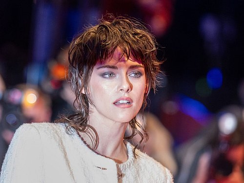Eine Frisur, die kein Geschlecht kennt: Auch die Schauspielerin Kristen Stewart trägt Vokuhila. - © Monika Skolimowska/dpa
