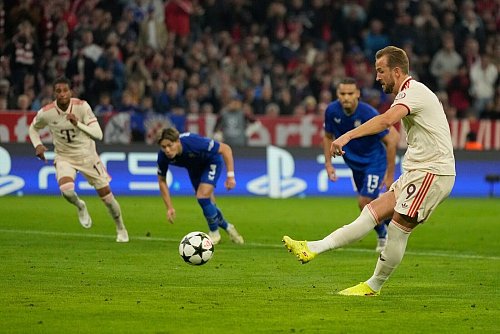 Harry Kane war wiederholt eiskalt vom Elfmeterpunkt. - © Matthias Schrader/AP/dpa
