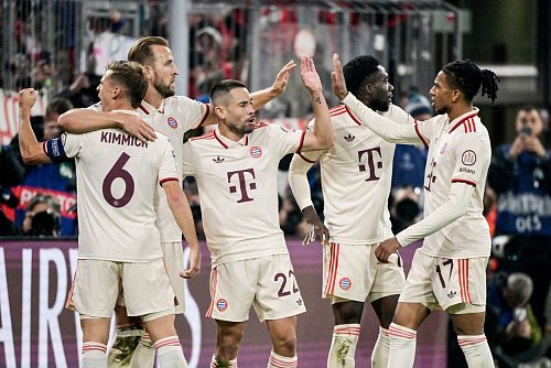 Oft durften die Bayern beim klaren Sieg jubeln. - © Peter Kneffel/dpa