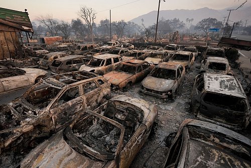Das verkohlte Inventar eines Autohändlers in Altadena. - © Jae C. Hong/AP/dpa