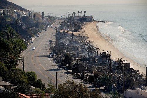 Malibu ist für seine luxuriösen Villen direkt an der Küste bekannt - viele von ihnen sind vollständig niedergebrannt. - © John Locher/AP/dpa